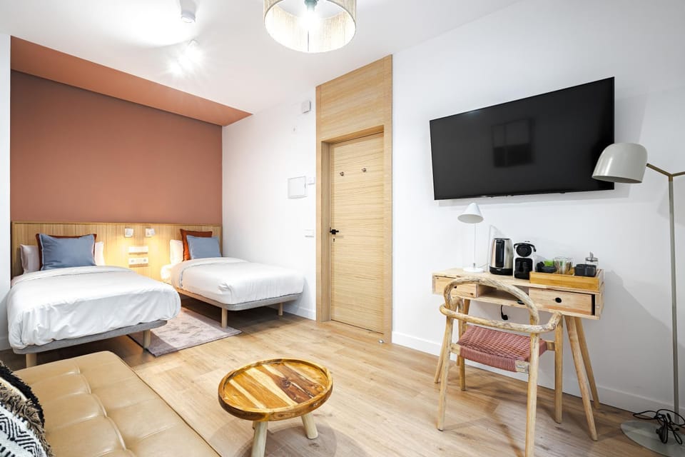 Bed, TV and multimedia, Photo of the whole room, Bedroom