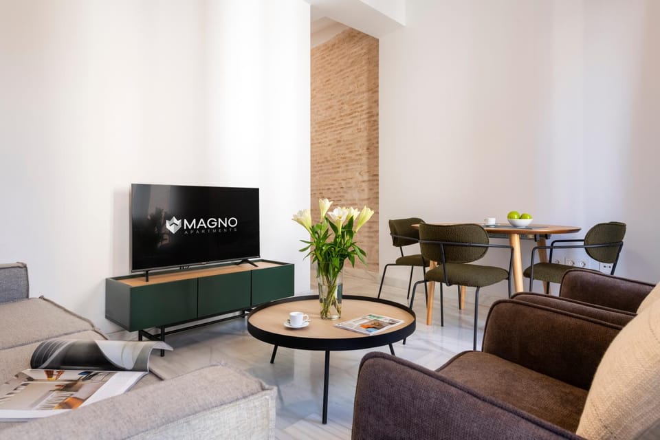 TV and multimedia, Living room, Seating area, Dining area