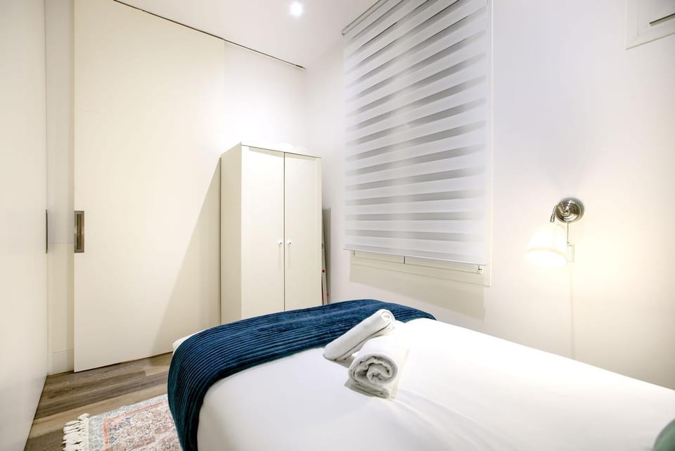 Bed, Photo of the whole room, wardrobe