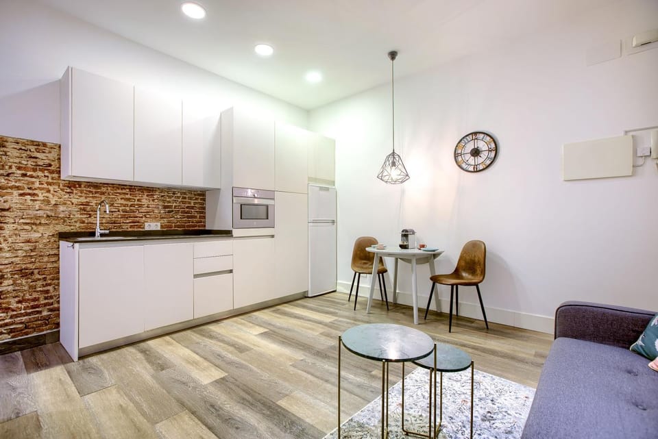 Kitchen or kitchenette, Dining area