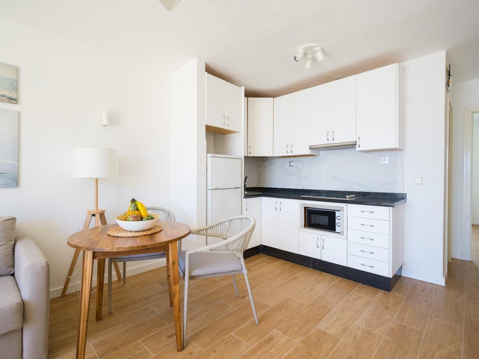 Kitchen or kitchenette, Living room, minibar