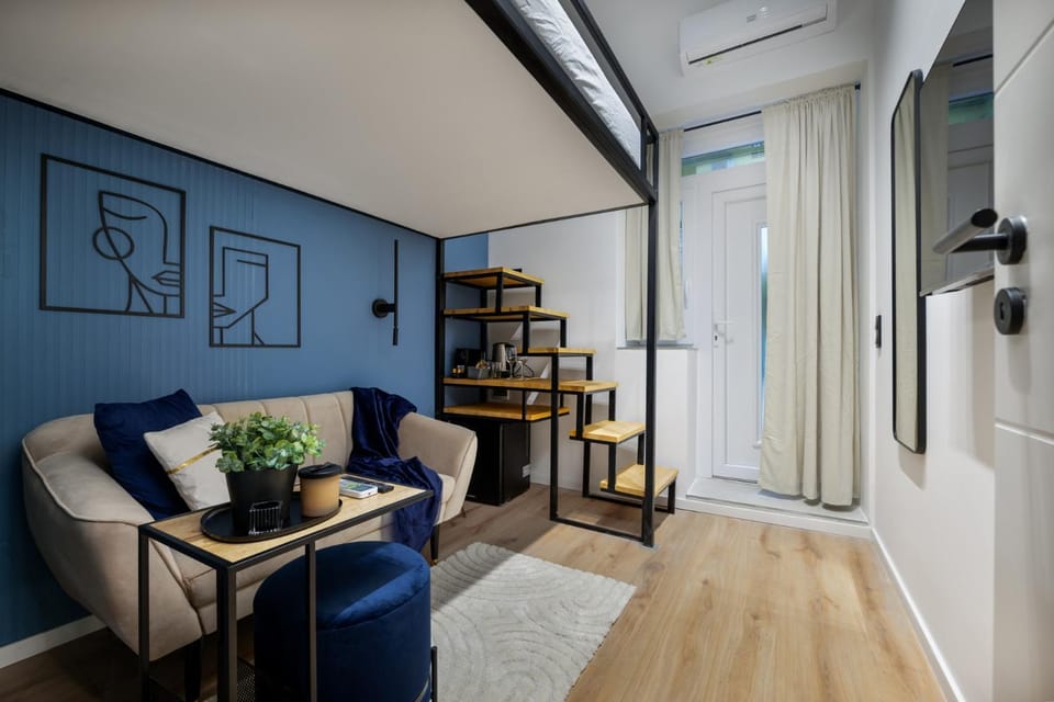 Bed, Coffee/tea facilities, Living room, Seating area, Bedroom, air conditioner