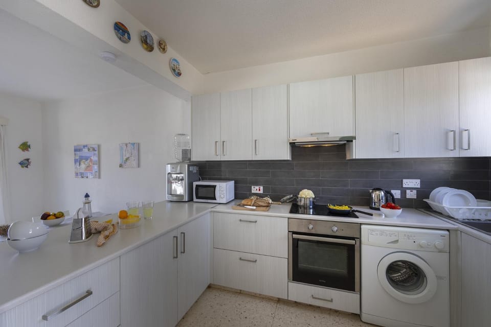 Kitchen or kitchenette, minibar, stove