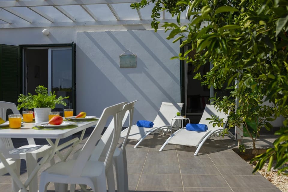Property building, Patio, Balcony/Terrace, Dining area, sunbed