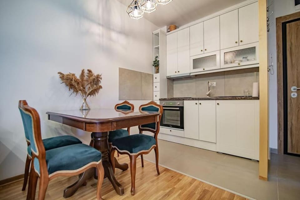 Kitchen or kitchenette, Seating area, Dining area, pet friendly, stove