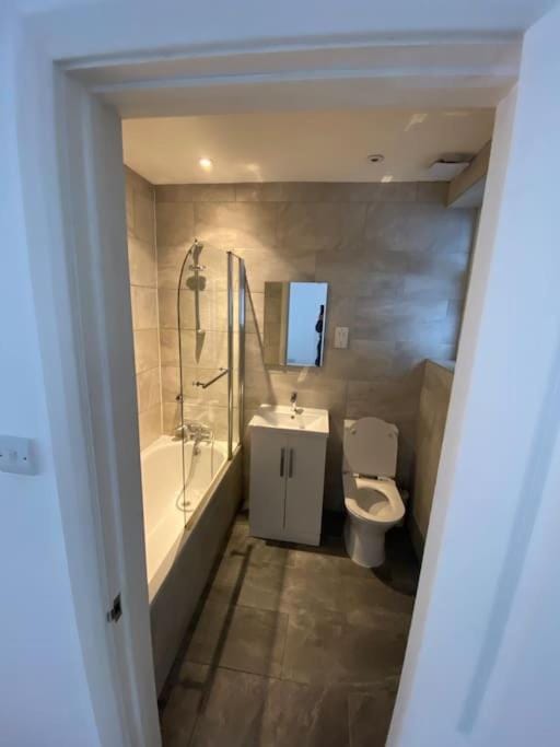 Lovely 1 Bedroom flat with Free Parking. Apartment in London Borough of Ealing