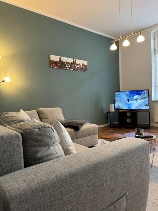 TV and multimedia, Living room, Seating area, Evening entertainment
