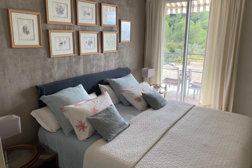 Bed, Photo of the whole room