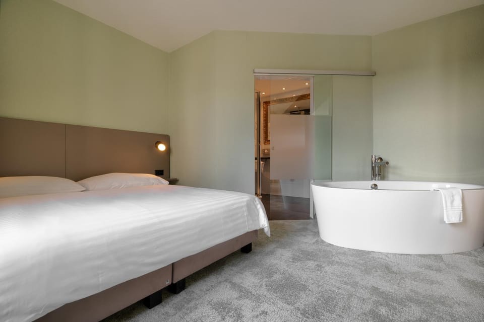 Bed, Photo of the whole room, Bath, towels