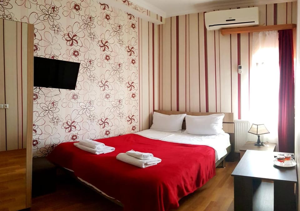 Bed, TV and multimedia, Photo of the whole room, Evening entertainment, towels, air conditioner