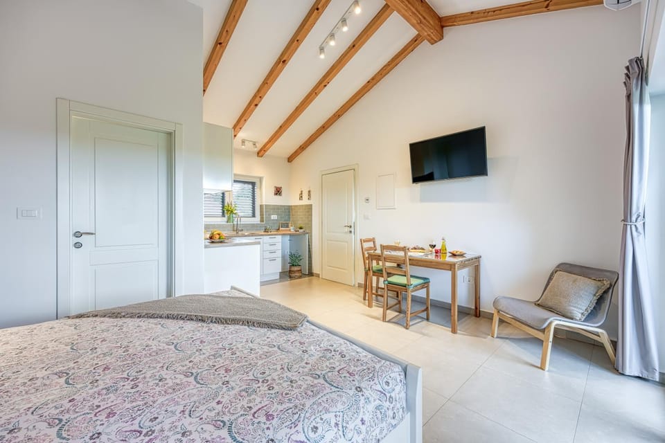 Bed, Dining area, kitchen