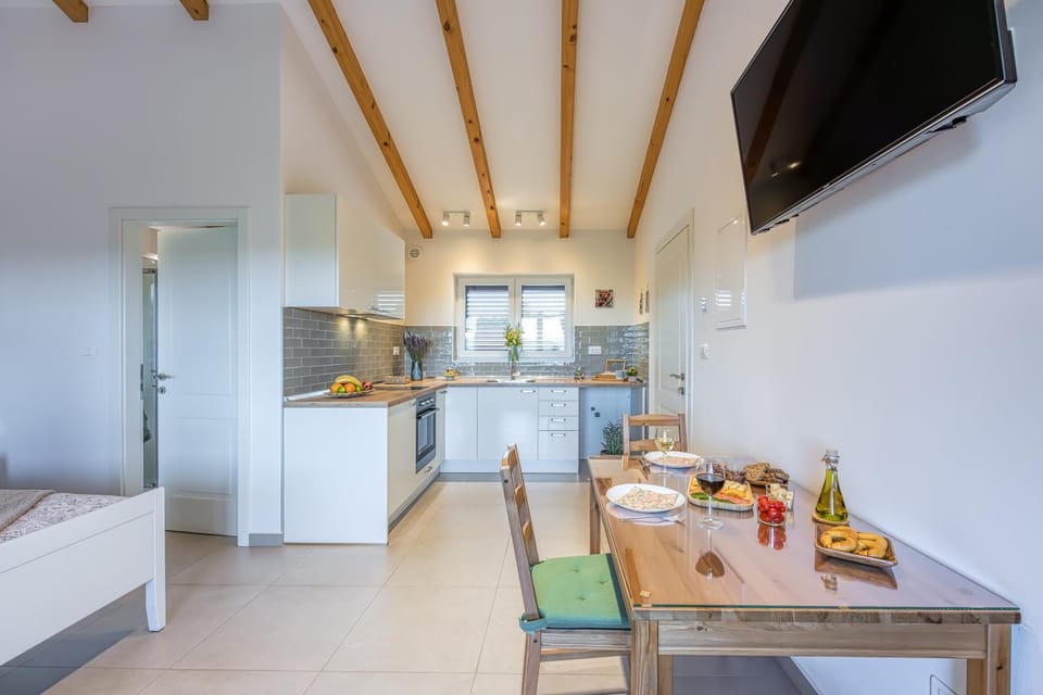 Bathroom, TV and multimedia, Dining area, kitchen