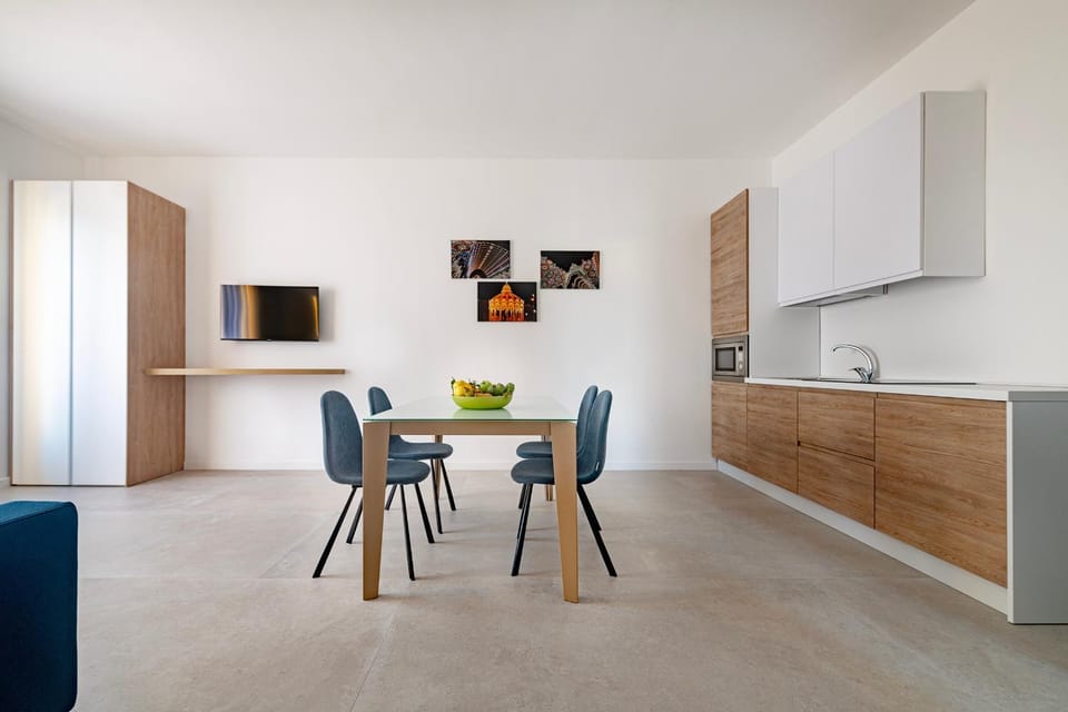 TV and multimedia, Kitchen or kitchenette, Living room, Seating area, Dining area