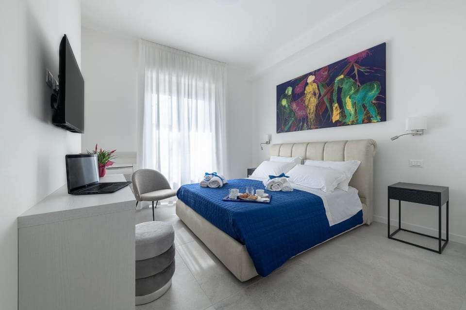 Bed, TV and multimedia, Photo of the whole room, Bedroom