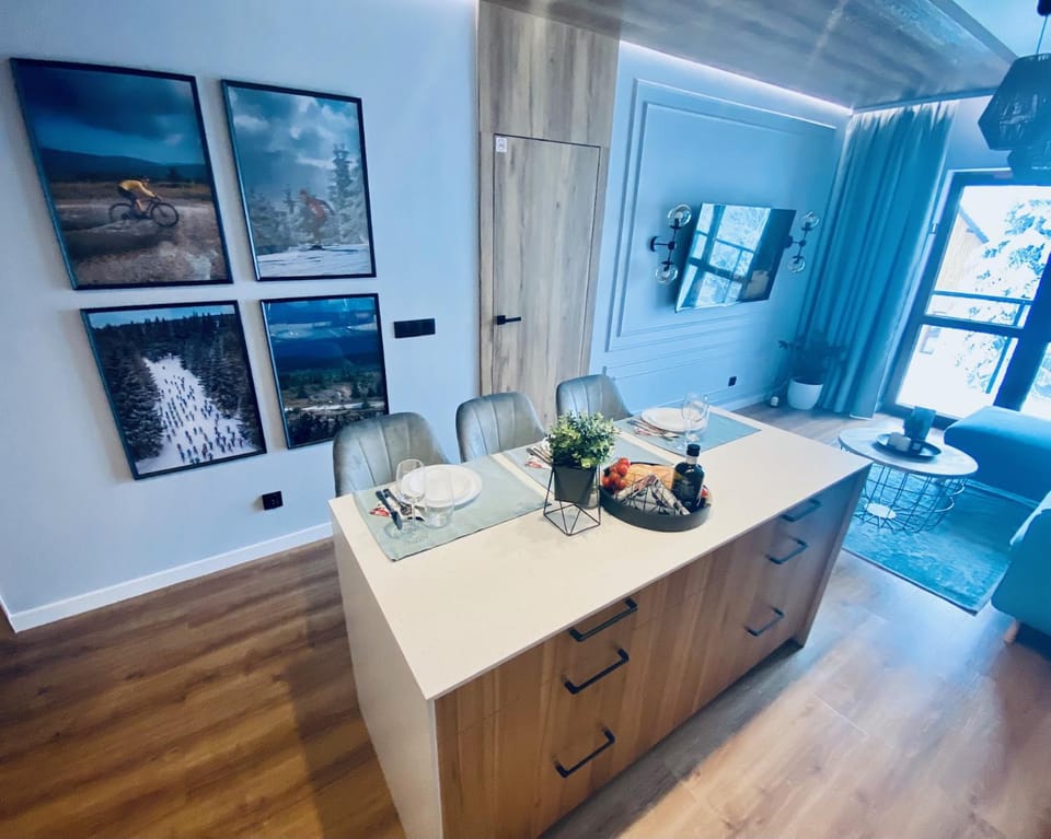 Kitchen or kitchenette, Dining area