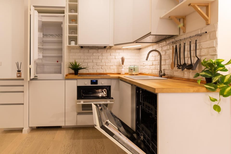 Kitchen or kitchenette, dishwasher, stove