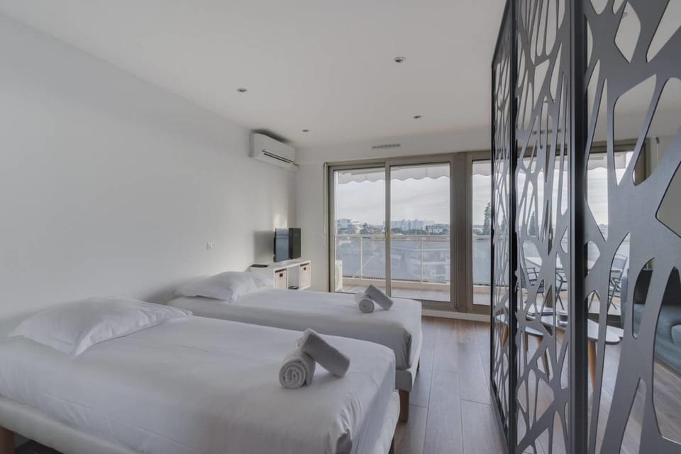 Bedroom, air conditioner