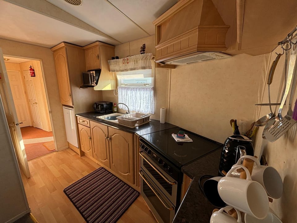 Seaview 145 - pet friendly, bath and close to beach & Fantasy Island - Meadow Lakes Caravan & Lodge Hire Apartment in Ingoldmells