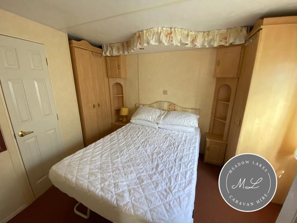 Seaview 145 - pet friendly, bath and close to beach & Fantasy Island - Meadow Lakes Caravan & Lodge Hire Apartment in Ingoldmells