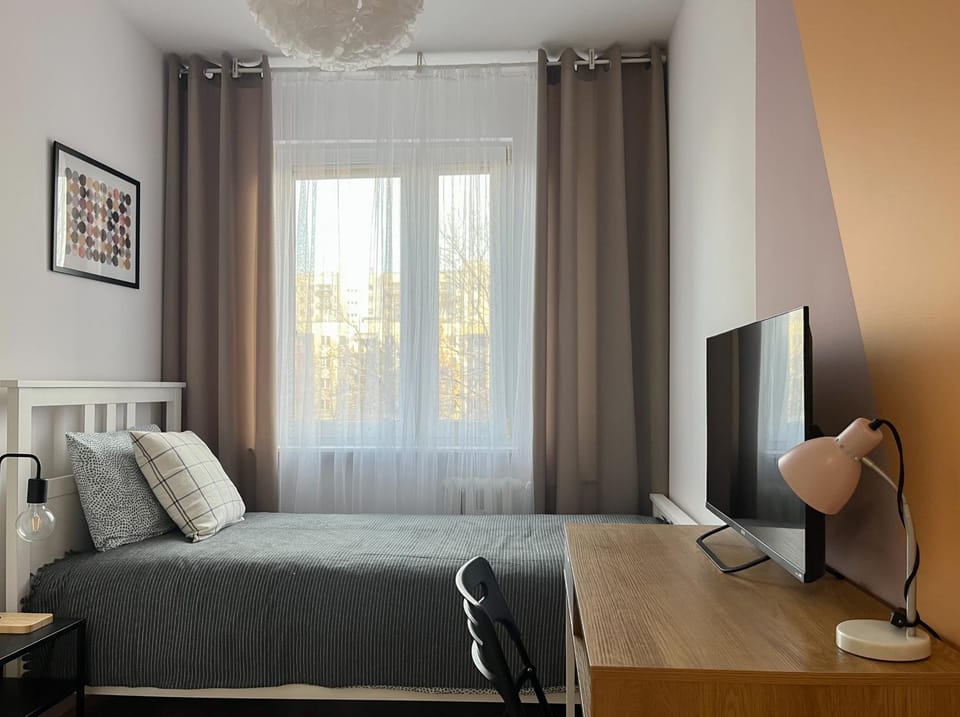 Bed, TV and multimedia, Photo of the whole room, hair dresser