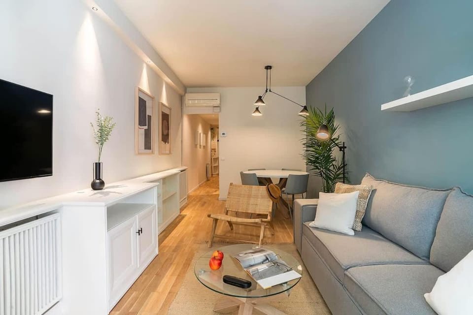 Modern stylish 3 bedroom Arco de Triunfo House in Barcelona
