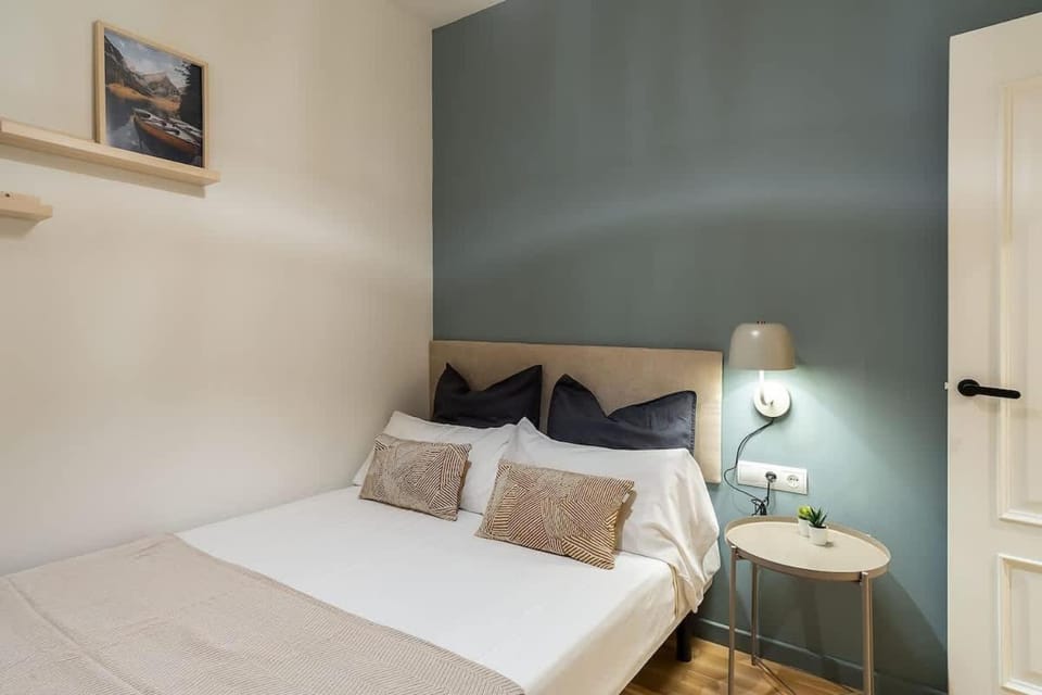 Modern stylish 3 bedroom Arco de Triunfo House in Barcelona