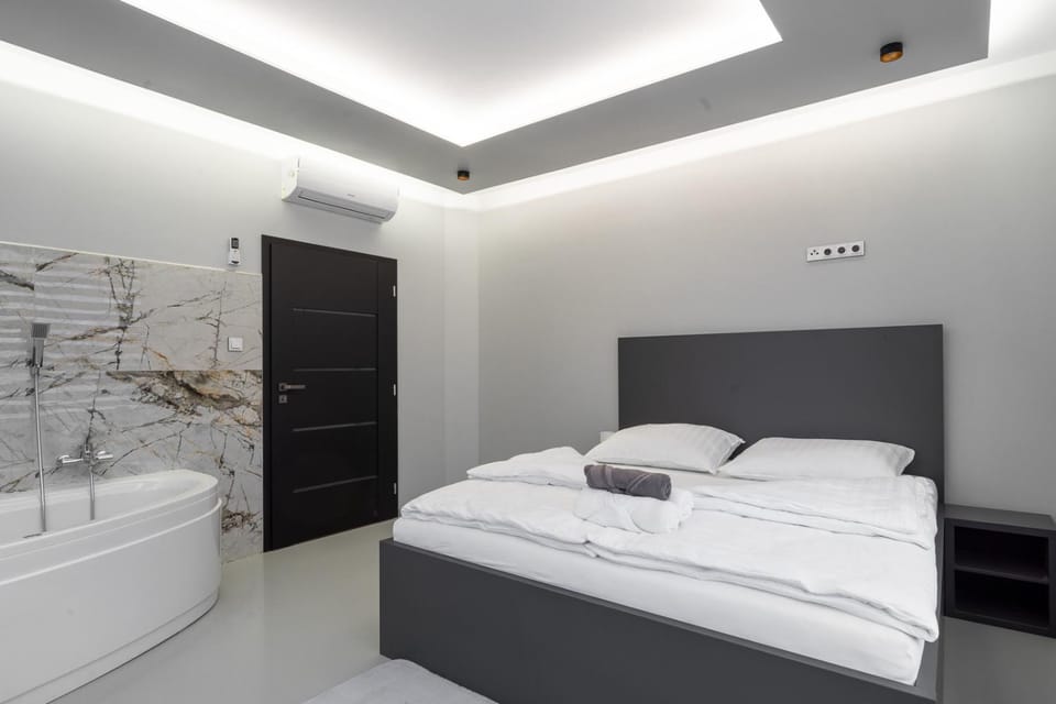 Hot Tub, Bedroom