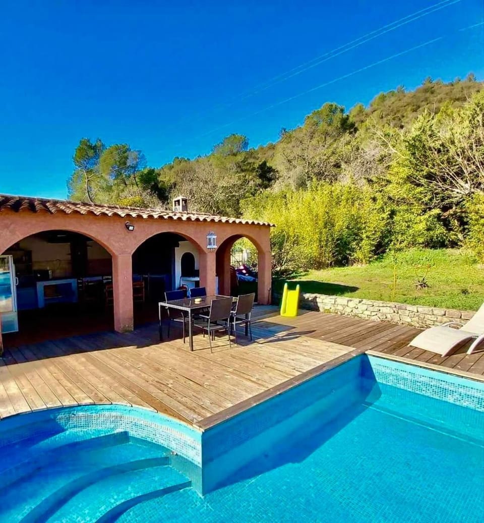 VILLA avec piscine - 4 chambres - parking - calme Villa in French Riviera