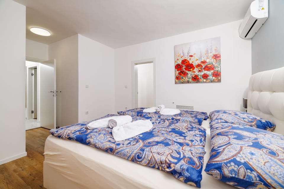 Bed, Bedroom, air conditioner