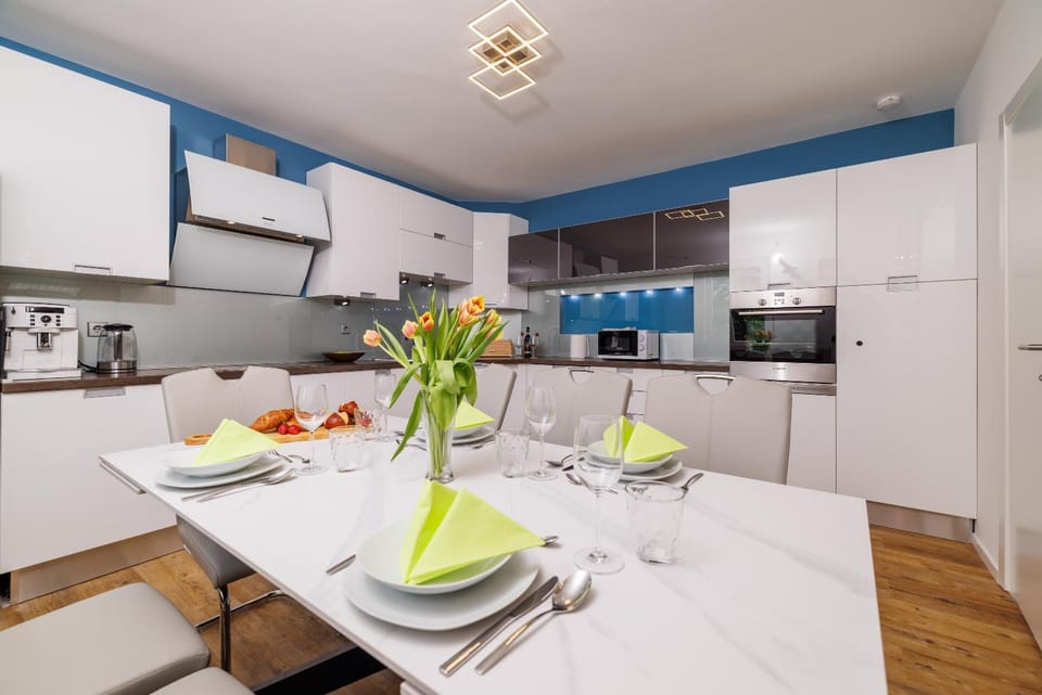 Kitchen or kitchenette, Dining area, oven, stove