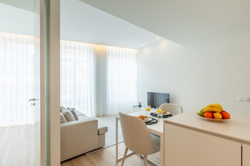 TV and multimedia, Kitchen or kitchenette, Living room, Seating area, Dining area