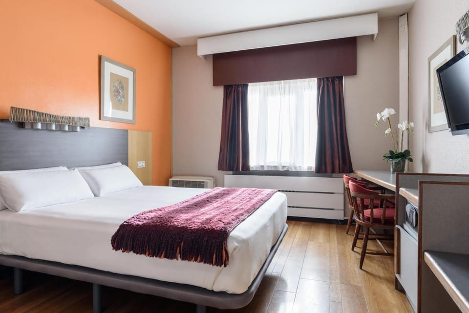 Bed, Photo of the whole room, Decorative detail, Bedroom