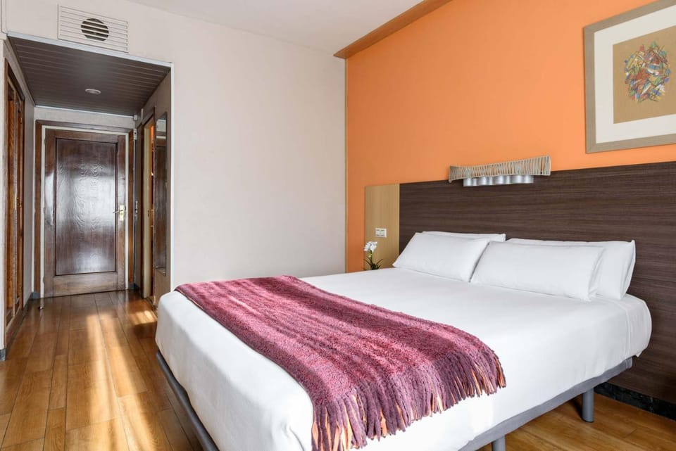 Bed, Photo of the whole room, Decorative detail, Bedroom