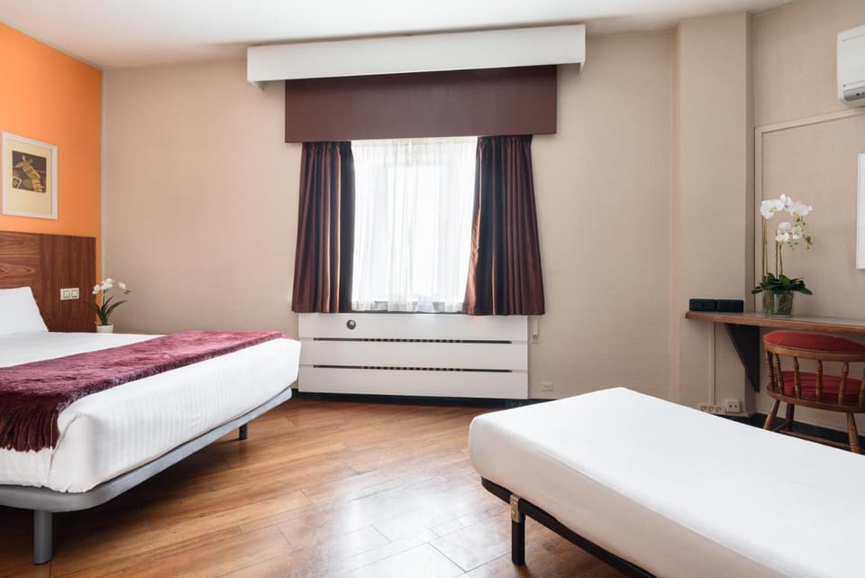 Bed, Photo of the whole room, Decorative detail, Bedroom