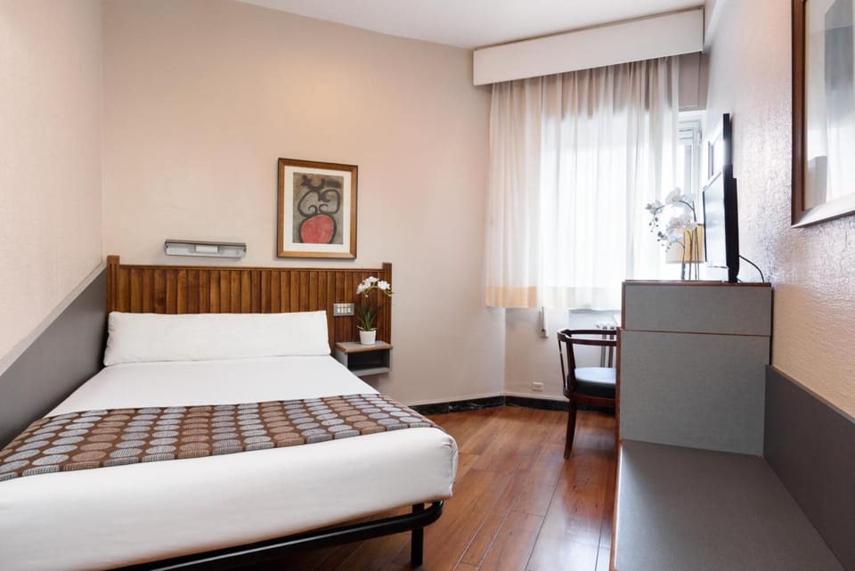 Bed, TV and multimedia, Photo of the whole room, Decorative detail, Bedroom