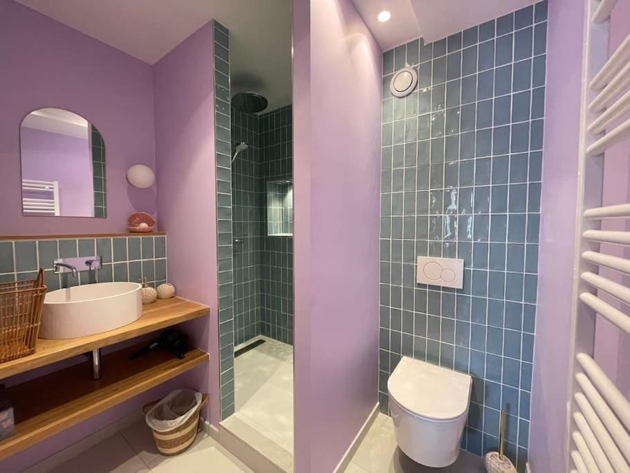 Shower, Toilet, Bathroom, towels