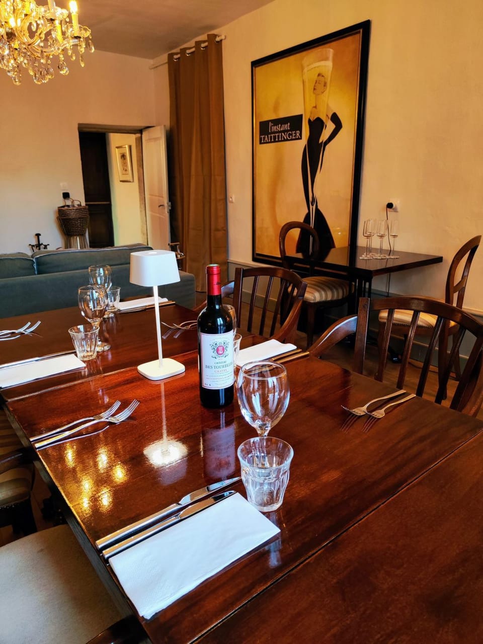 Restaurant/places to eat, Living room, Seating area, Dining area