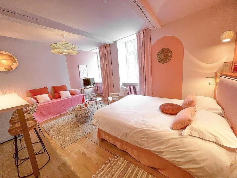 Bed, Living room, Photo of the whole room, Bedroom