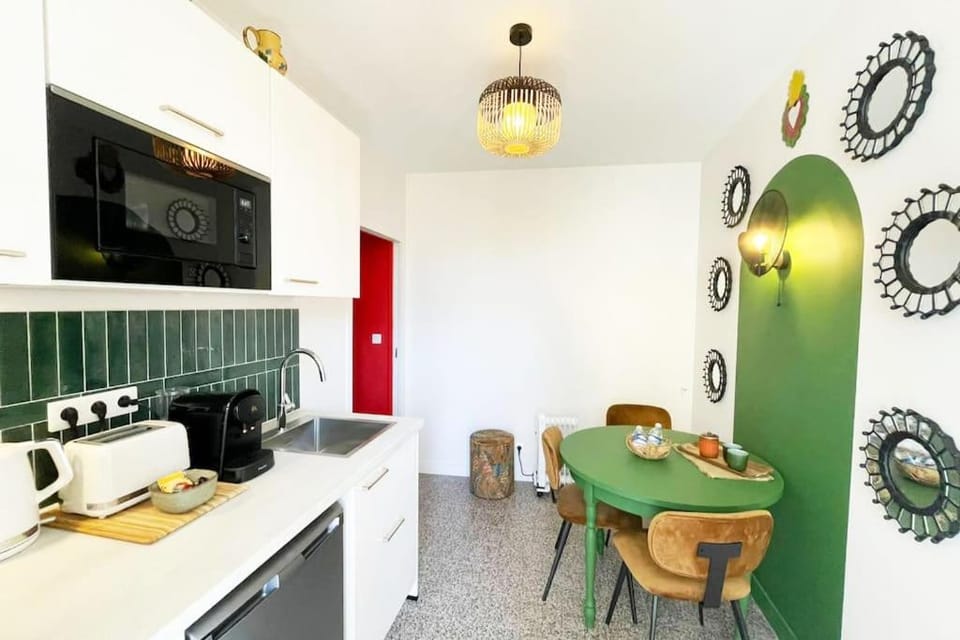 Kitchen or kitchenette, Dining area, minibar, pet friendly, stove