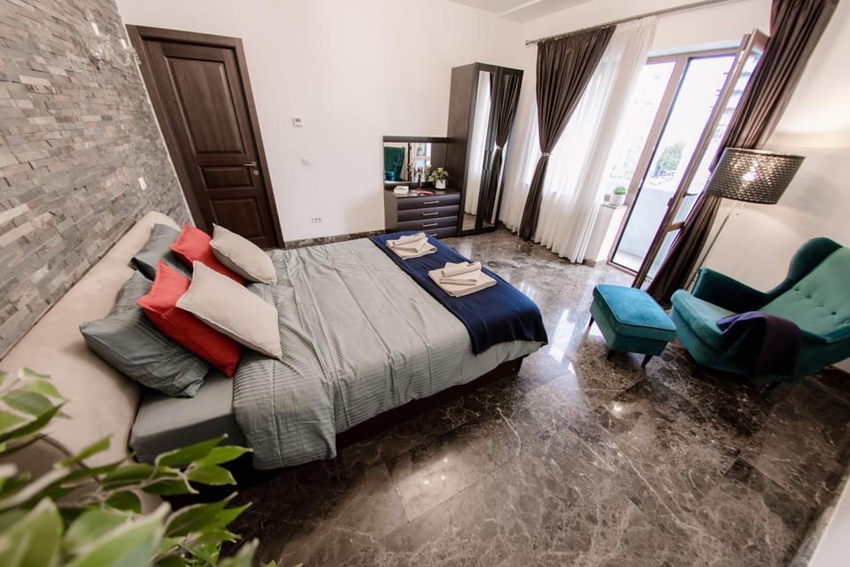 Bed, Photo of the whole room, Seating area, Bedroom