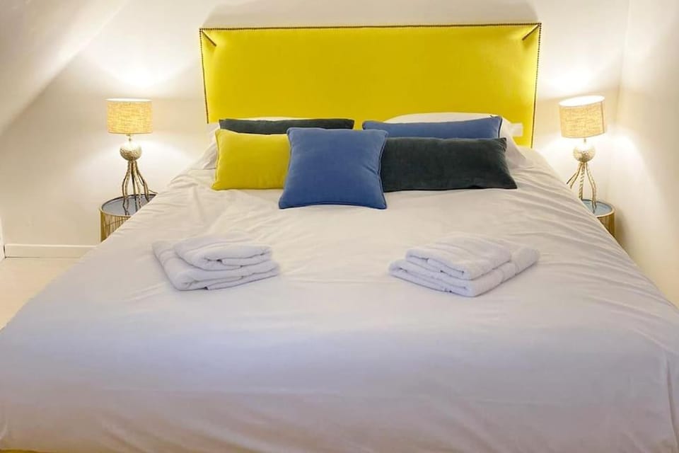Bed, Bedroom, towels