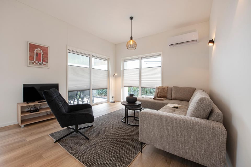 Communal lounge/ TV room, TV and multimedia, Living room, Seating area, Evening entertainment, air conditioner