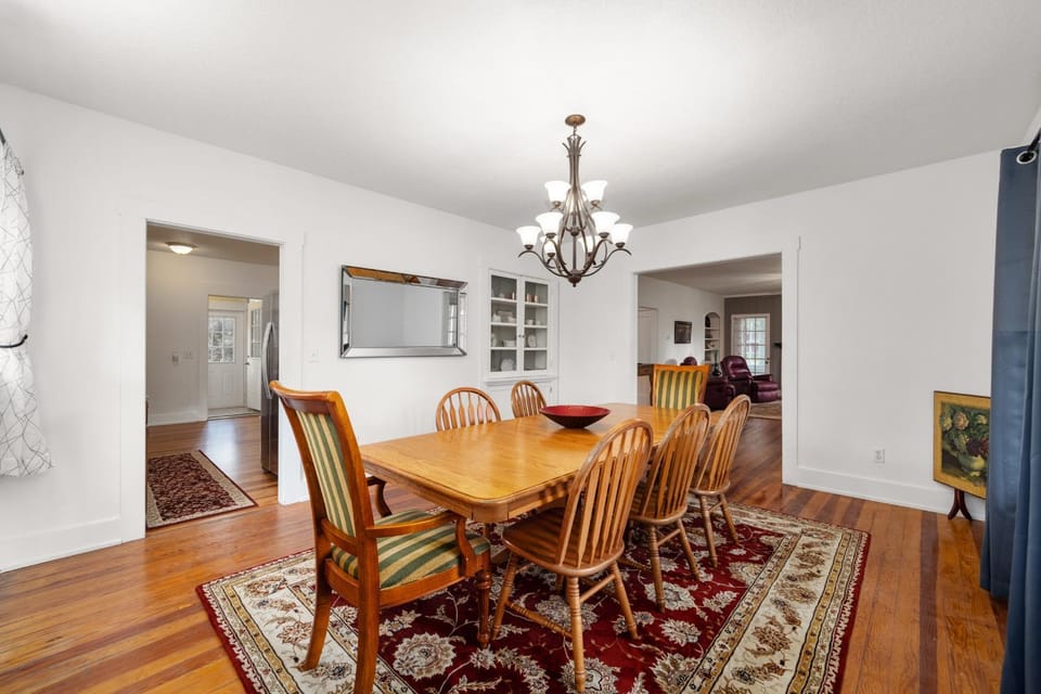 Seating area, Dining area