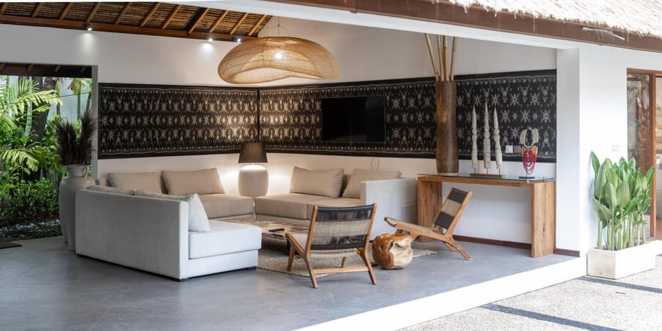 Property building, Communal lounge/ TV room, Garden, TV and multimedia, Living room, Garden view, Pool view