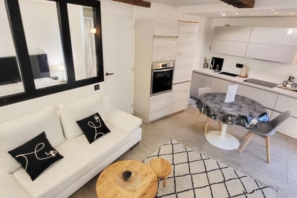 Kitchen or kitchenette, Living room, Dining area, minibar, pet friendly, stove, toaster