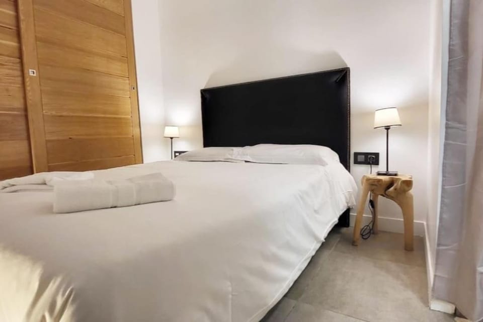 Bed, Photo of the whole room, Bedroom, hair dresser, wardrobe