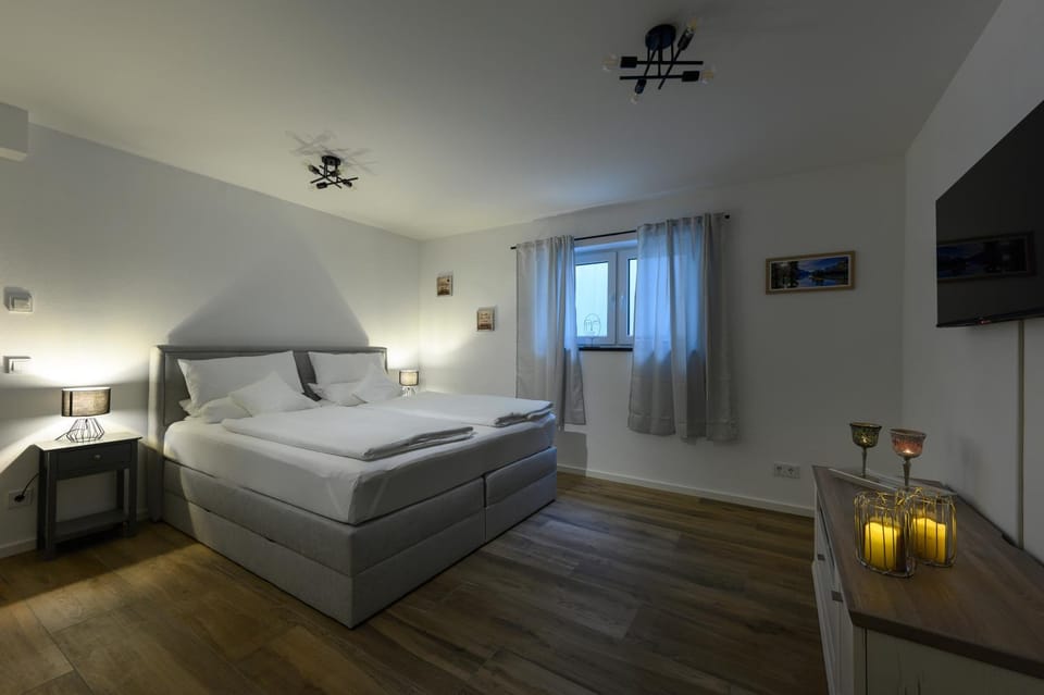 Bed, TV and multimedia, Photo of the whole room, Bedroom