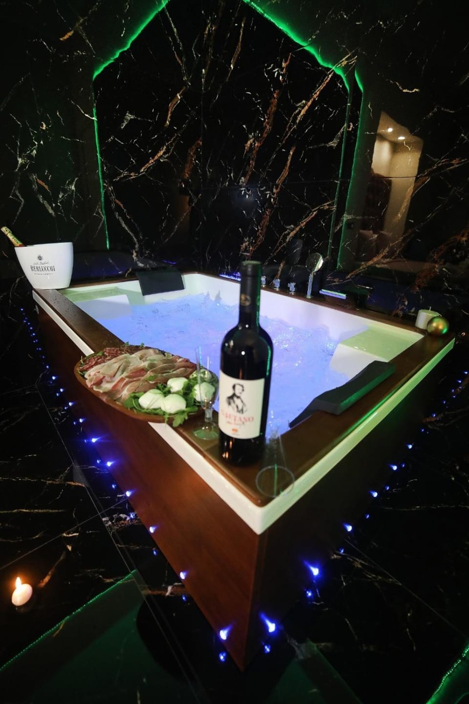 Hot Tub, Food and drinks