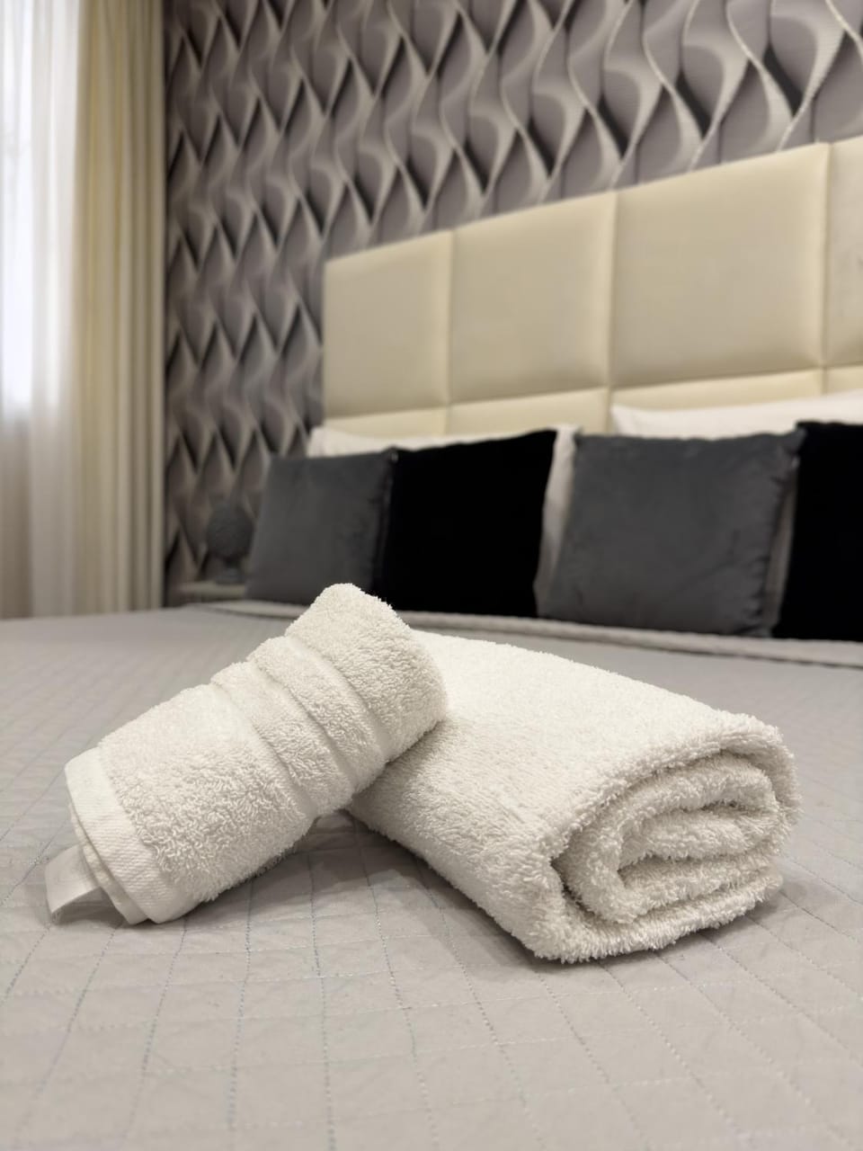 Bed, Bedroom, towels