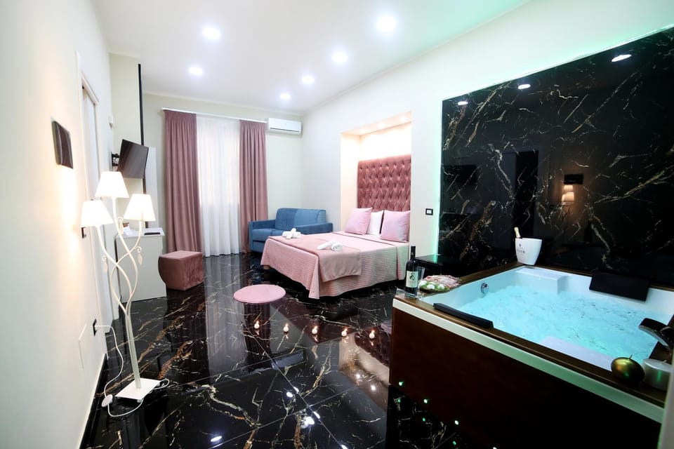 Hot Tub, Photo of the whole room, Bedroom